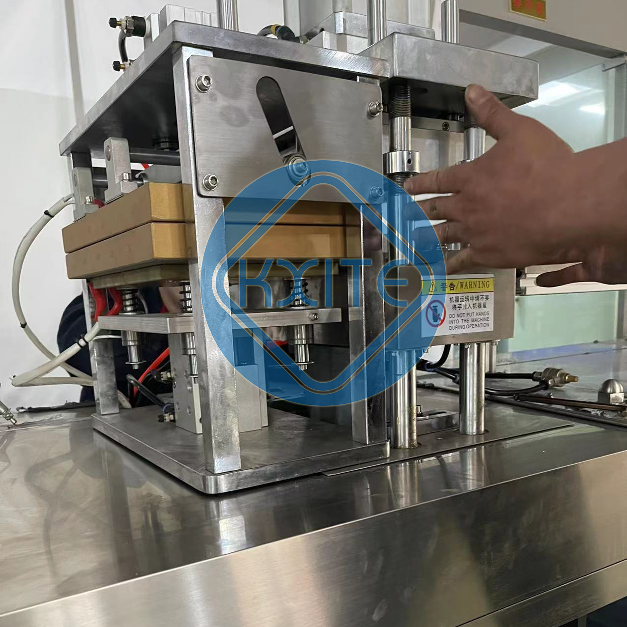 Full-Automatic Cosmetics Electronic Product Toothbrush Blister Sealing Packing Machine